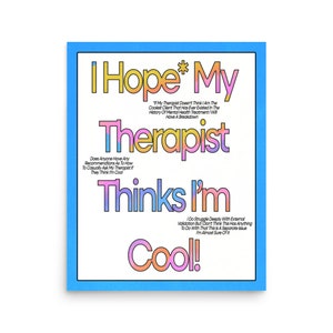 Könnte beinhalten: Ein blauer Poster mit dem Text "Ich hoffe, mein Therapeut findet mich cool!" in bunten, umrandeten Buchstaben. Der Text ist eine humorvolle Auseinandersetzung mit den Herausforderungen der psychischen Gesundheitsversorgung.