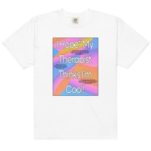 Könnte beinhalten: Weißes T-Shirt mit einem grafischen Druck eines bunten, abstrakten Designs. Der Text auf dem Grafikdruck lautet "I Hope* My Therapist Thinks I'm Cool!"