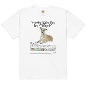 Puede incluir: Camiseta blanca con un estampado gráfico de un perro y un texto que dice "Yesterday I Called This Dog A "Whipple"". El texto incluye una anécdota humorística sobre un procedimiento médico y una conversación sobre la serie de televisión Grey's Anatomy.