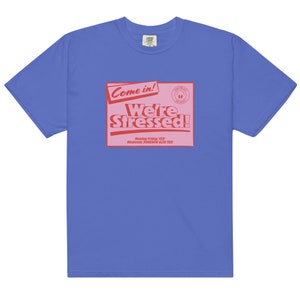K&ouml;nnte beinhalten: Ein blaues T-Shirt mit einer pinkfarbenen und roten Grafik, auf der "Come in! We're Stressed!" steht, darunter der Text "Monday-Friday: YES! Weekends: SOMEHOW ALSO YES!"