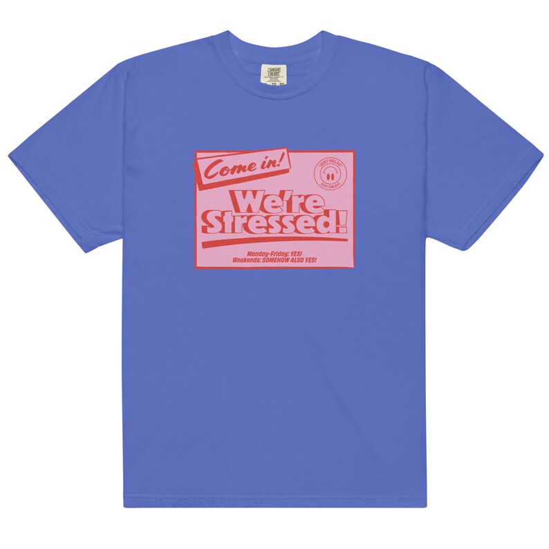 K&ouml;nnte beinhalten: Ein blaues T-Shirt mit einer pinkfarbenen und roten Grafik, auf der "Come in! We're Stressed!" steht, darunter der Text "Monday-Friday: YES! Weekends: SOMEHOW ALSO YES!"