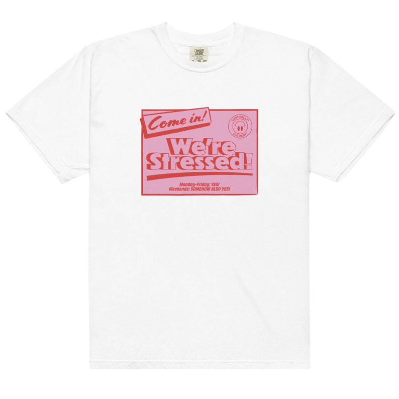 K&ouml;nnte beinhalten: Wei&szlig;es T-Shirt mit einer pinkfarbenen und roten Grafik, auf der "Come in! We're Stressed!" steht, darunter der Text "Monday-Friday: YES! Weekends: SOMEHOW ALSO YES!"
