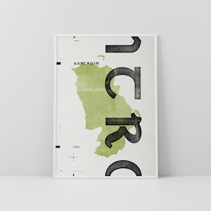 Co. Antrim Art Print • Ierland • Ierse poster • Gaelic/Keltisch • Typografische kunst • Aontroim • Kaart