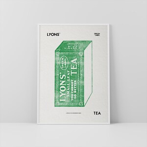 Puede incluir: Una caja de té vintage verde y blanca con el texto "LYONS' GREEN LABEL SMALL LEAF TEA YOU CANNOT DO BETTER" impreso en ella.