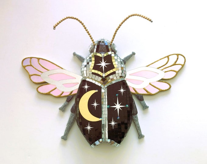 Scarabée disco lune et étoile | Bugs des miroirs maximalistes | Art insecte 3D génial | Décor de dopamine