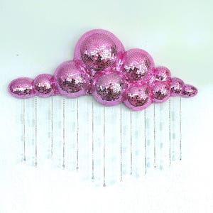 Grote discoregenwolk | Muurhanger roze kralen | Maximalistische spiegelsculptuur | Funky Dopamine Decor