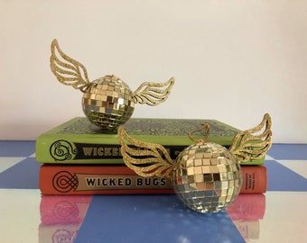 Bola de discoteca voladora mágica / Adorno de espejo dorado con alas / Atrapasol de mago colgante / Adorno para calcetines navideños