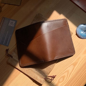 Portafoglio bifold in pelle "The Companion", minimalista, tasca per contanti, 6 tasche per carte, idea regalo, regalo per lo sposo, regalo per la festa del papà