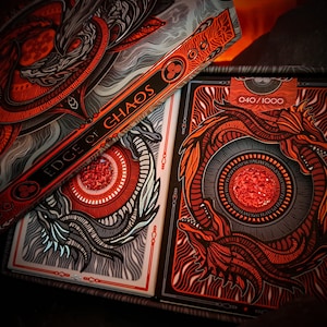 Boîte exclusive Edge of Chaos DELUXE – Decks premium Harmony et Discord Dragon avec boîte en aluminium et découpes – Ensemble de collection (001-500)