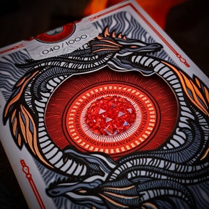 Carte da gioco Edge of Chaos Harmony DELUXE – Mazzo di poker Tribal Dragon con lamina e scatola ritagliata – Edizione da collezione (001–500)