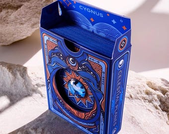 Celestial Planes Cygnus DELUXE Spielkarten – Luxuriöses Galaxy-Pokerdeck mit blauen Rändern – Limitierte Sammler Edition (001–500)