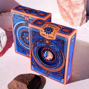 Celestial Planes OMEGA DELUXE – Karty Galaxy Poker z miedzianymi metalowymi krawędziami – Limitowana talia kolekcjonerska (001–500)