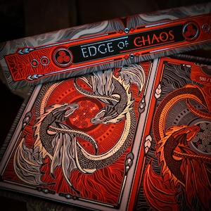 Edge of Chaos SCATOLA ESCLUSIVA – Mazzi da poker standard Harmony & Discord Tribal Dragon – Set da collezione limitato (501–1000)