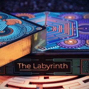 The Labyrinth Gilded Box Set – Mazzi Depth & Abyss con bordi dorati – Edizione da collezione numerata (001–1000)