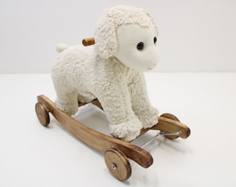 Agneau à bascule/Jouet à bascule vintage avec roulettes/Cheval à bascule/Bébé à bascule des années 60/Cadeau pour enfants/Chambre d'enfants/Agneau mignon/avec une mélodie