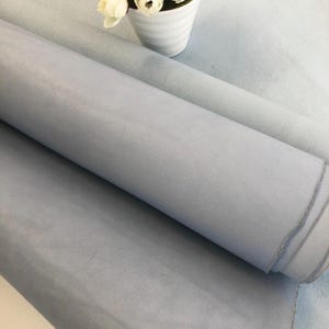 Láminas de piel de vaca auténtica italiana de grano completo, color tostado vegetal, de color azul pálido y lisa
