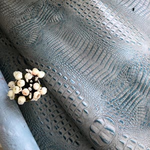 Blauw en grijs tweekleurige vegetarische tan krokodillenleer met textuur 100% rundleer lakens Stukken meerdere maten