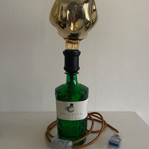 Lampada fatta a mano con bottiglia di Aqvalvce Gin