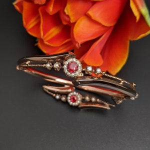 Antikes Schmuck SET: Crossover Armreif und Brosche mit Perlen und Farbsteinen, Rotgold, um 1890 -1900