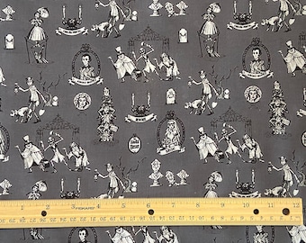 Op de afbeelding: Een grijze stof met een wit, herhalend patroon van personages uit de Haunted Mansion-attractie. Het patroon bevat een bruid, een geest, een bruidegom en een begraafplaats. De stof wordt gemeten met een liniaal in inches.
