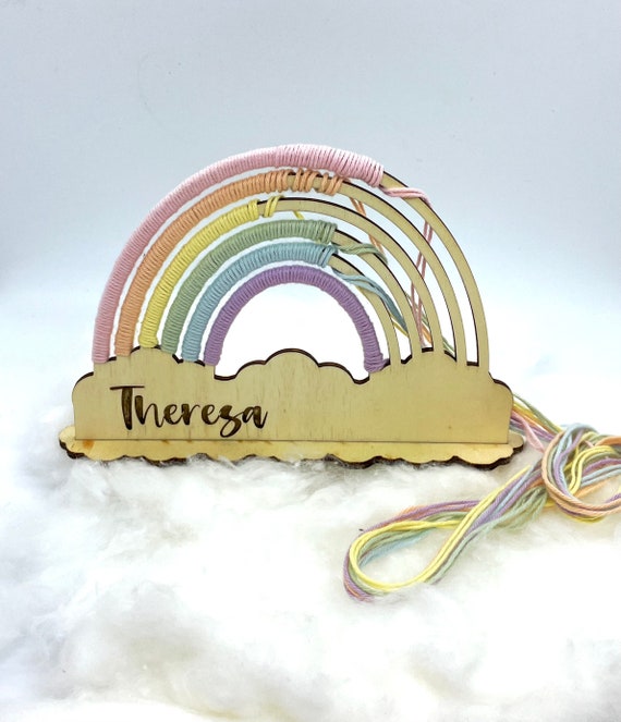 Regenbogen Bastelset aus Holz - Kreative Gestaltung mit Garn und Personalisierungsoption