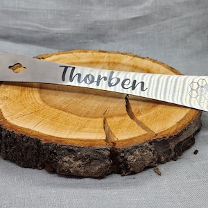 Personalized stainless steel beekeeper hive chisel with engraving – 26 cm | High-quality beekeeping tool with personalized text | Gift idea for beekeepers