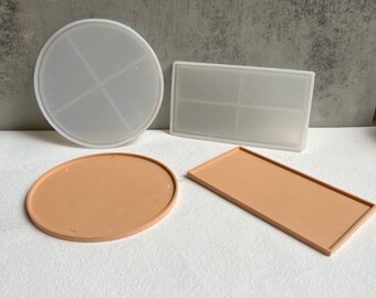 Può includere: Quattro stampi per colata di resina. Include uno stampo rotondo trasparente diviso in quattro sezioni, uno stampo rettangolare trasparente con quattro sezioni e due vassoi color beige, uno ovale e uno rettangolare.