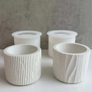 Può includere: Quattro stampi in silicone bianco per realizzare vasi in cemento. Due stampi hanno un design liscio e rotondo, e due stampi hanno un design testurizzato e nervato.