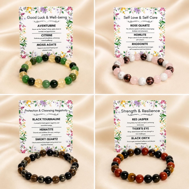 K&ouml;nnte beinhalten: Vier Edelstein-Perlenarmb&auml;nder mit Informationskarten. Die Armb&auml;nder sind gr&uuml;n, rosa, braun und rot. Die Karten haben florale R&auml;nder und Text &uuml;ber die Eigenschaften der Steine, darunter Aventurin, Rosenquarz, schwarzer Turmalin und roter Jaspis.