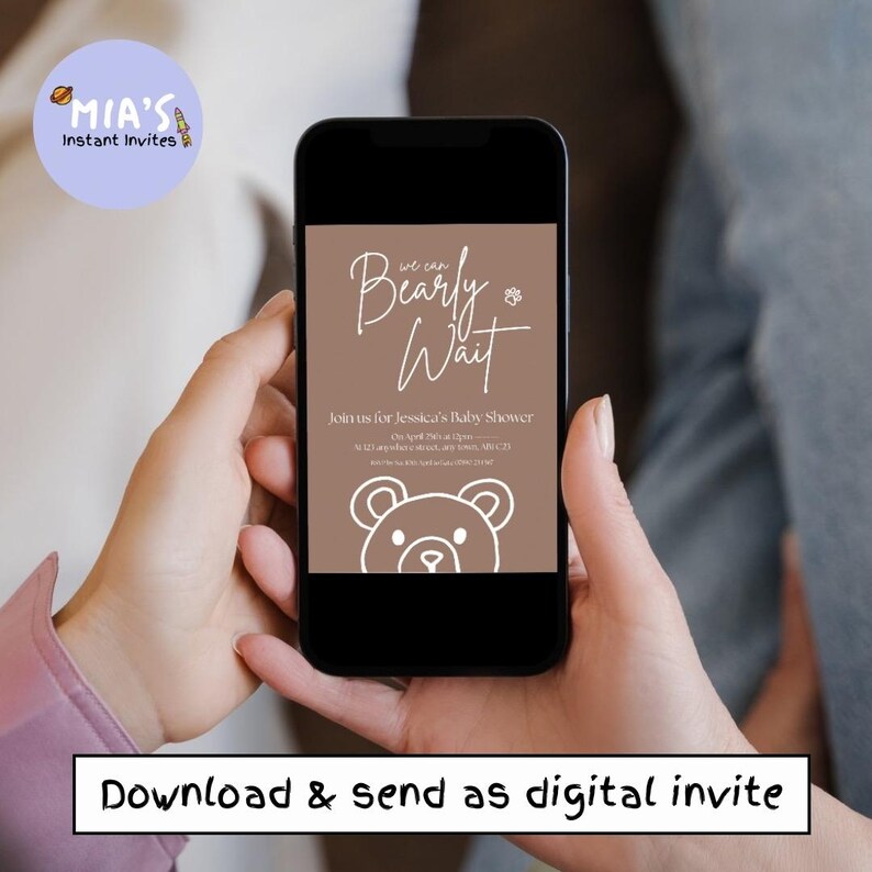 Puede incluir: Un tel&eacute;fono inteligente muestra una invitaci&oacute;n digital para un baby shower con el texto "Bearly Wait" en un dise&ntilde;o marr&oacute;n y blanco. La invitaci&oacute;n incluye un gr&aacute;fico de oso de peluche y detalles del evento. Tambi&eacute;n incluye el texto "Download & send as digital invite."