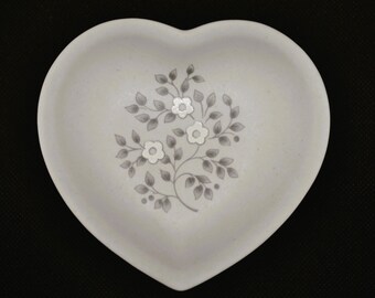 RARE - VINTAGE - Pfaltzgraff Heirloom Covered Heart Trinket Box - Retired 2005