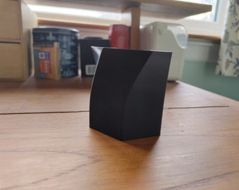 Maceta negra hexagonal proyectada
