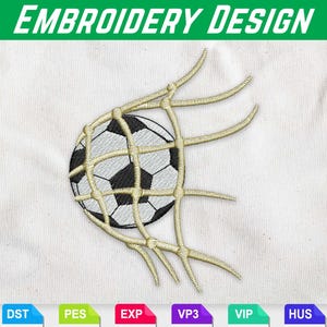 Puede incluir: Un diseño bordado con un balón de fútbol en una red. El balón es blanco y negro, y la red es de color beige claro. El texto "EMBROIDERY DESIGN" está en la parte superior en verde y blanco. Iconos de formato de archivo en la parte inferior.