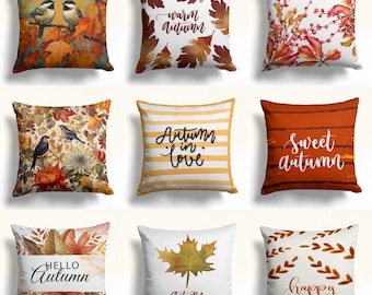 Puede incluir: Nueve diseños diferentes de almohadas decorativas con temas otoñales. Las almohadas son todas rectangulares y tienen una variedad de colores y patrones, incluyendo naranja, marrón, amarillo y blanco. Algunas de las almohadas presentan imágenes de hojas, pájaros y flores, mientras que otras tienen texto que dice "warm autumn", "autumn in love", "sweet autumn", "hello autumn", "autumn blessings", y "happy autumn".