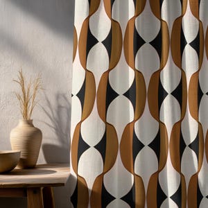 Könnte beinhalten: Gemusterter Vorhang mit einem sich wiederholenden Design aus miteinander verbundenen Ovalen in Braun, Schwarz und Weiß. Der Vorhang hängt vor einer Wand, mit einer Vase und einer Schale auf einem Holztisch im Vordergrund.