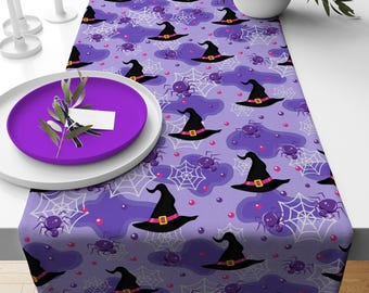 Chemin de table d'Halloween, chapeaux de sorcière effrayants et motif d'araignée
