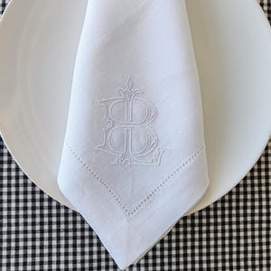 Linnen servetten met monogram, twee letters, linnen servetten met monogram, in elkaar grijpende linnen servetten met monogram, gepersonaliseerde linnen servetten