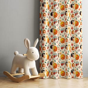 Tende con stampa di simpatici animali, tende per camerette, tende con stampa di simpatici animali da safari, tende con stampa di cartoni animati, tende con stampa di bambini piccoli.