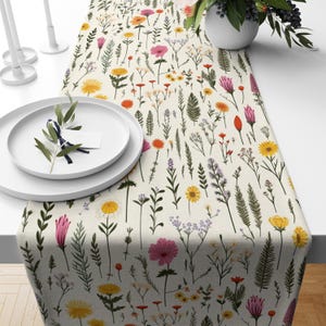 Tafelloper met wilde bloemen, tafelloper met bloemenprint, salontafelloper met bloemenprint, boerderij bloemen salontafelloper, tafeldecors lente, tafellopers bloemen