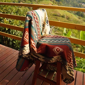 Manta de viaje étnica reversible tejida a mano de Ecuador, tamaño mediano | Manta estilo boho | Funda para silla | Comercio justo | Chimborazo Terracotta