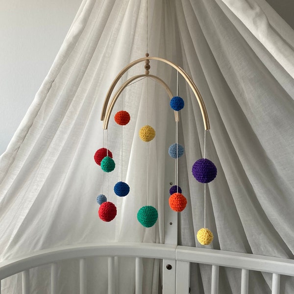 Baby Mobile mit bunten Kugeln, Regenbogenfarben, Handgemacht, gehäkelt