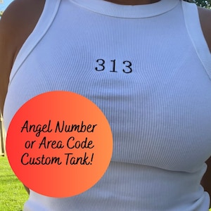 Puede incluir: Una taza de cerámica blanca con un diseño floral colorido. La taza tiene un asa y un acabado brillante. Las flores son en tonos de rosa, morado y amarillo. La taza es para bebidas.