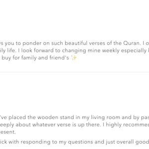 Puede incluir: Dos rese&ntilde;as de clientes para un juego de tarjetas de reflexi&oacute;n cor&aacute;nica. La primera rese&ntilde;a se titula "Magia verdadera" y dice "Un concepto realmente maravilloso que te permite reflexionar sobre versos tan hermosos del Cor&aacute;n. A menudo me encuentro meditando e implementando los versos en mi vida diaria. Espero cambiar los m&iacute;os semanalmente, especialmente porque el soporte de madera es de tan buena calidad y elegante. &iexcl;Una compra obligada para la familia y los amigos!". La segunda rese&ntilde;a se titula "Hermosas tarjetas de reflexi&oacute;n cor&aacute;nica" y dice "Me encantan las tarjetas de reflexi&oacute;n cor&aacute;nica. He colocado el soporte de madera en mi sala de estar y al pasar la tarjeta toda la semana, realmente ayuda a concentrarse y pensar m&aacute;s profundamente en el vers&iacute;culo que est&aacute; ah&iacute;. Lo recomiendo encarecidamente a cualquiera que quiera darse un capricho o regal&aacute;rselo. Adem&aacute;s, un gran servicio de Setynia. R&aacute;pidos en responder a mis preguntas y un buen servicio al cliente en general!"