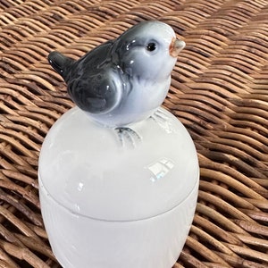 Vintage Porcelain Bird Trinket Box – 1990s Jewelry Box with Bird on Lid – Small Decorative Trinket Box – Collectible Bird Figurine