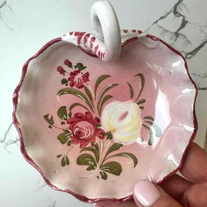 Vintage Italian Hand-Painted Floral Trinket Dish with Swirl Handle – Ceramic Jewelry Holder – Cottagecore Vanity Decor