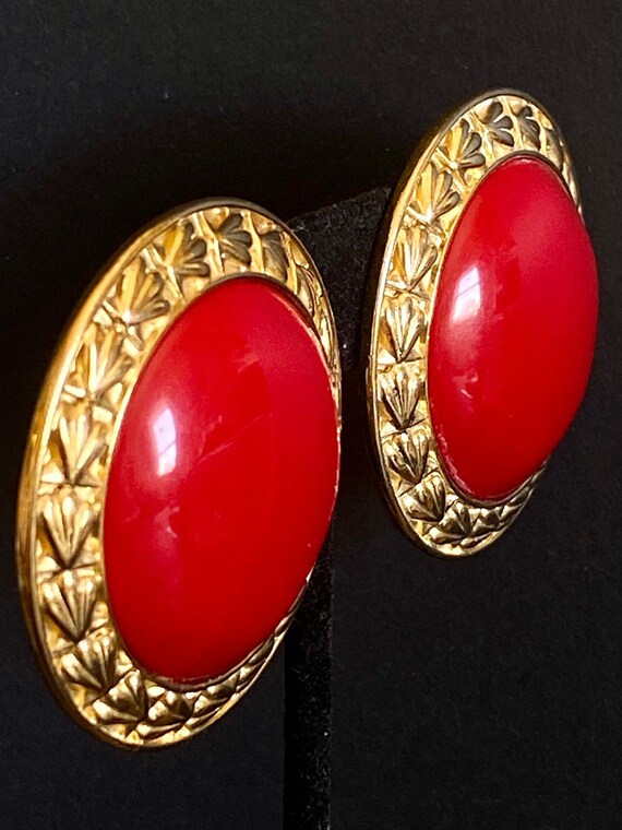 1980s Trifari Large Red and Gold Round Disc Clip-… - image 3