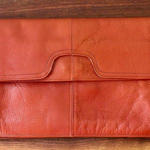 Vintage 1970s Brown Leather Envelope Clutch – Handmade in Colombia – Snap Closure – Classic Retro Bag – Free Shipping