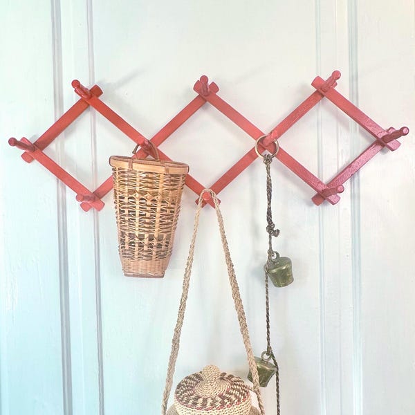 Perchero de madera naranja vintage / Ganchos de pared extensibles tipo acordeón / Organizador de pared de mediados de siglo