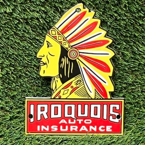 Signo de porcelana vintage Iroquois Auto Insurance Chief Metal Enamel Gasolinera Anuncio de seguro 7 en x 5 en amarillo negro y rojo