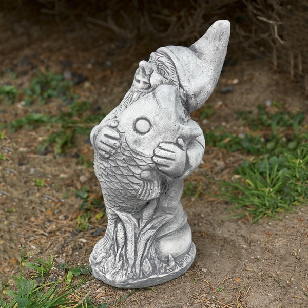 Gnome heureux avec un gros poisson Statue de pêcheur en béton Sculpture de jardin en pierre Figurine de pêcheur en ciment Décor de pêche drôle Cadeau pour les amateurs de poissons